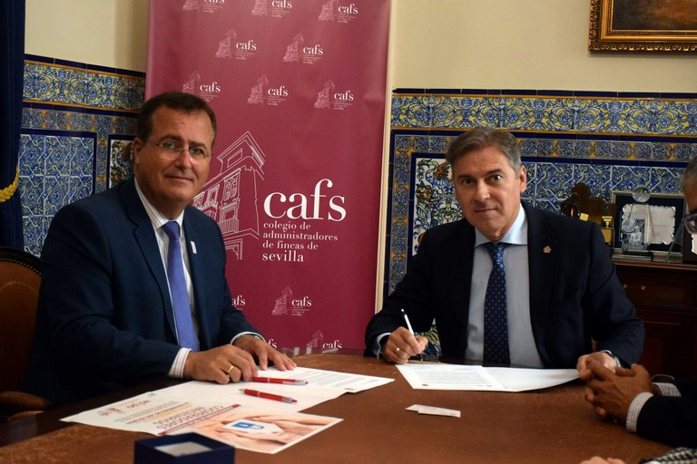Imagen durante la firma del Convenio con el presidente del CAF Sevilla, Jose Feria
