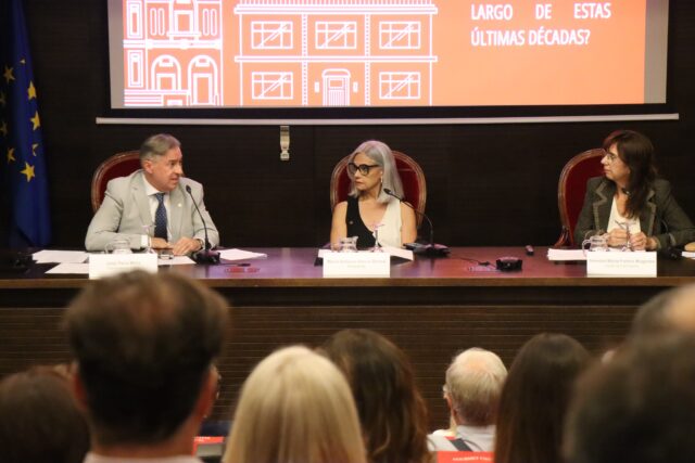 📸 El XI Día del Presidente del CAF Sevilla nos ha dejado una tarde para compartir, reflexionar y poner en valor una figura fundamental para el funcionamiento de las comunidades de propietarios.

🤝 Bajo el título «La evolución del Administrador de Fincas: una nueva forma de gestionar tu comunidad», María Dolores García Bernal y José Feria Moro compartieron experiencia y visión sobre una profesión que no deja de evolucionar. Además, el Inspector, Jefe del Grupo de Robos, Joyas y Patrimonio Histórico de la Policía Nacional, cerró la jornada con una charla sobre medidas de seguridad para evitar robos en viviendas.

🏛️ Gracias a todos los presidentes de comunidades, colegiados y asistentes que nos acompañaron en esta cita, y especialmente a la Cámara de Comercio de Sevilla por acogernos y hacer posible este encuentro.