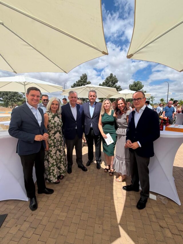 🏡 El CAF Sevilla ha asistido hoy al acto de entrega de llaves de las 137 viviendas protegidas del Residencial Puerta Jerez, un proyecto que supone una gran noticia para Sevilla y para todas las familias para las que representa una oportunidad y el comienzo de una nueva etapa en sus vidas.

🤝 En representación del Colegio de Administradores de Fincas de Sevilla han acudido nuestra presidenta, María Dolores García Bernal, y la vicepresidenta 2.ª, Inmaculada Pérez Ramírez, en un acto que ha contado con la presencia del presidente de la @andaluciajunta, @juanmamorenobonilla; la consejera de @fomento_and, Rocío Díaz Jiménez; la ministra de @viviendagob, @isabelrguez;  el alcalde de Sevilla, @jlsanzalcalde; y el director gerente de @emvisesa, Manuel Morillo.

👏 Este es un paso más hacia el acceso a la vivienda y el desarrollo de nuestra ciudad.