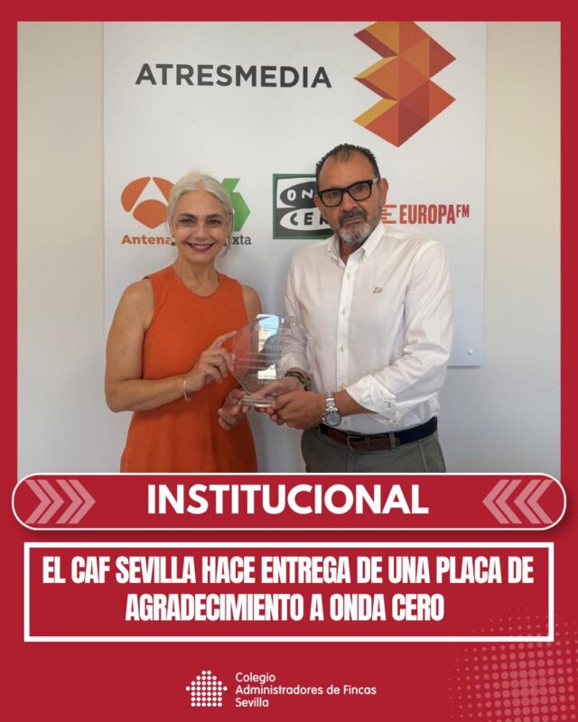 🎖️ El Colegio de Administradores de Fincas de Sevilla ha reconocido a Onda Cero Sevilla con una placa de agradecimiento por su cercanía y apoyo a la difusión de la labor que desarrollan los Administradores/as de Fincas Colegiados/as.

🤝 Nuestra presidenta, María Dolores García Bernal, hizo entrega de este reconocimiento a Marce Fernández, director de Atresmedia Andalucía, poniendo en valor una relación de colaboración construida a lo largo de los años con uno de los medios de referencia de nuestra ciudad.

👏 Gracias por ayudar a acercar nuestra profesión a la sociedad sevillana.